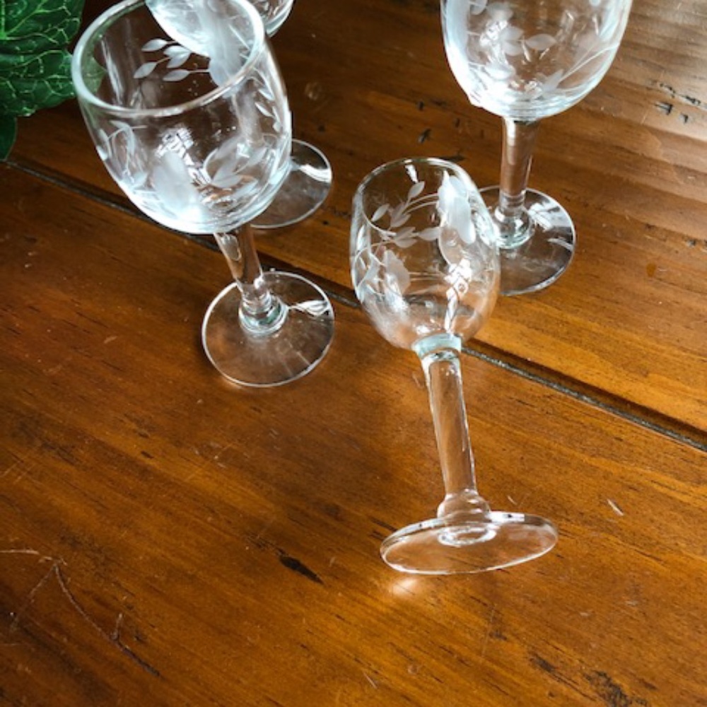 Set of 4 cordials like new